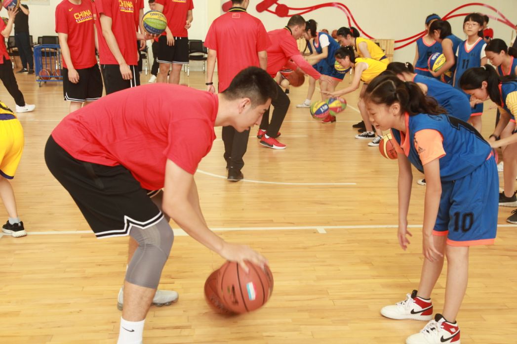  哈登组织公益活动助力青少年篮球发展