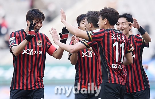  马赛队长带头冲锋，领袖气质引领胜利